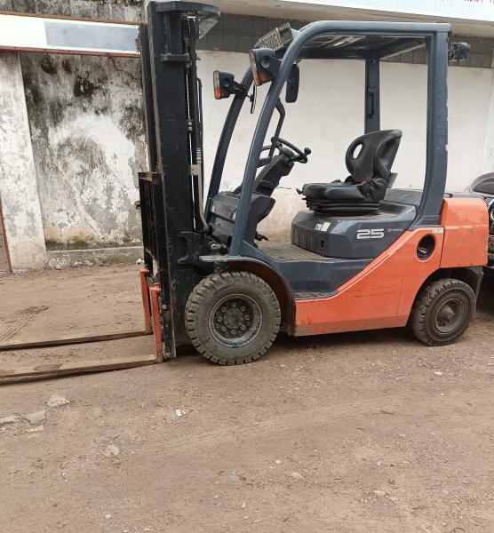 GS13IMMO SARL met  votre disposition la vente de cette puissante machine pour soulever vos diffrents marchandises. CGombe. Prix initial  11.500  discuter.  vous.